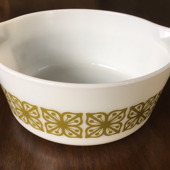 Vintage Pyrex 2.5 Qt. Casserole Dish - Picture 2 of 14